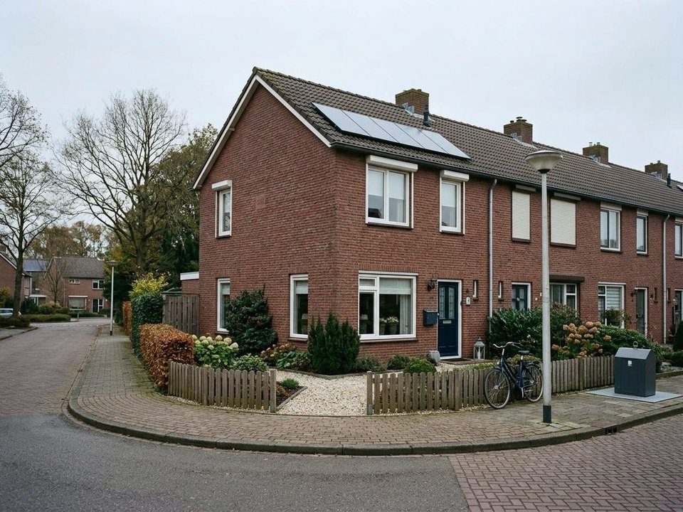 Hoekwoning uit de jaren negentig met dubbel glas, vaak een woning met energielabel B
