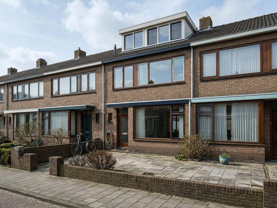 Eengezinswoning uit de jaren zeventig met deels vernieuwd glas, een typische woning met energielabel D