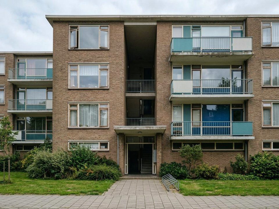 Portiekflat uit de jaren zestig met oude kozijnen, vaak een woning met energielabel E