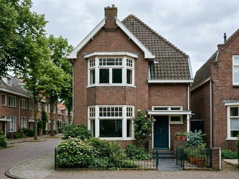Jaren-dertigwoning met erker en houten kozijnen, een woning die vaak energielabel F heeft