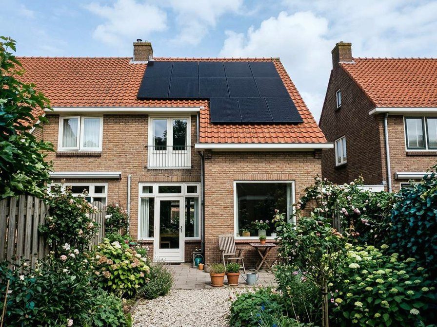 Pannendak met zonnepanelen die stroom terugleveren aan het net